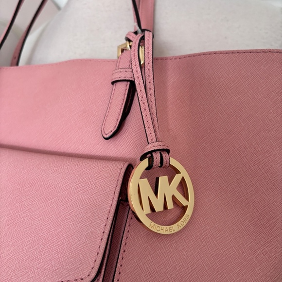 Michael Kors Jetset Multifunction Pocket Leather Tote in Pink - Picture 8 of 11